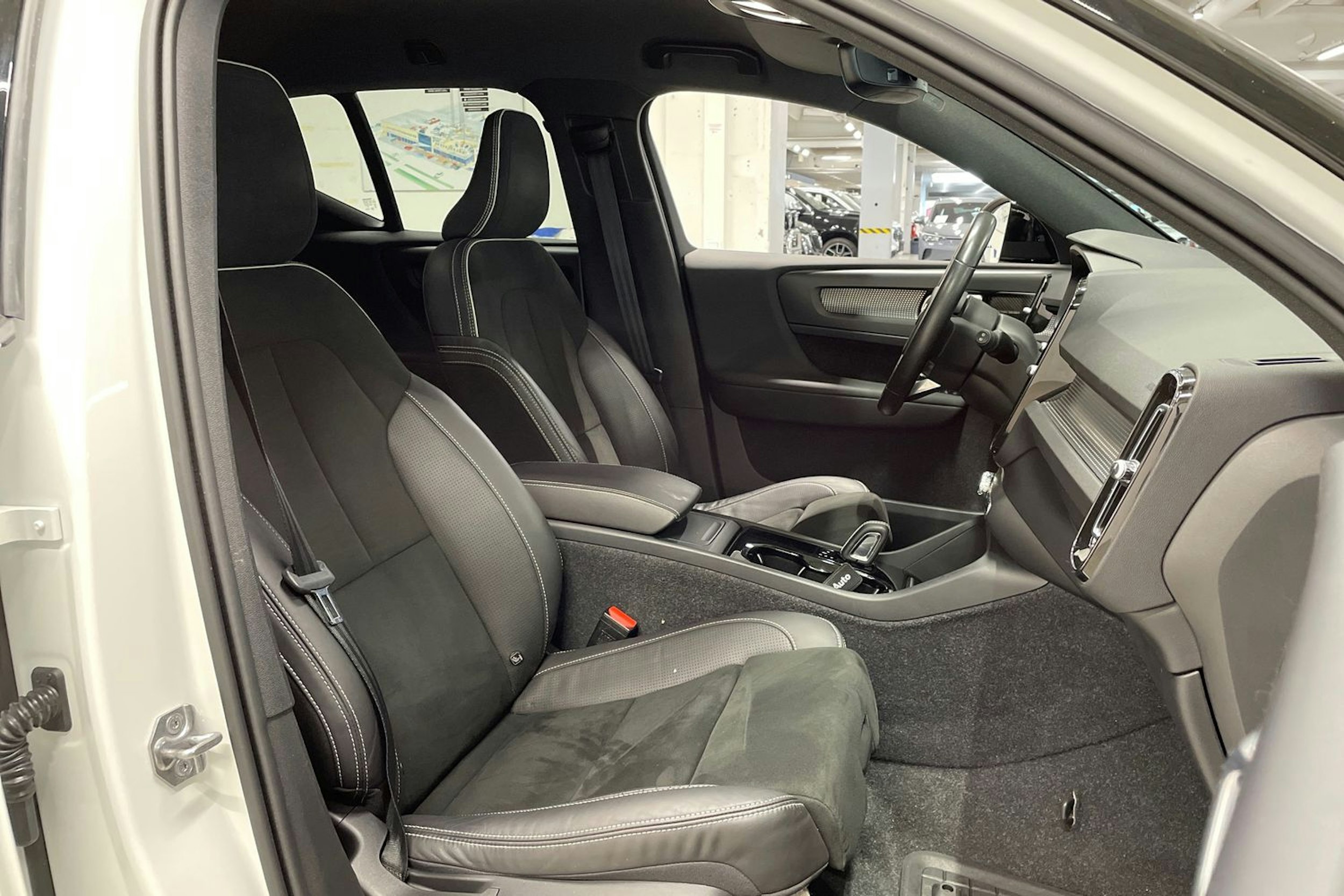 valkoinen Volvo XC40 2021 kuva 24.