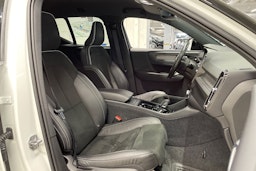 valkoinen Volvo XC40 2021 kuva 24.