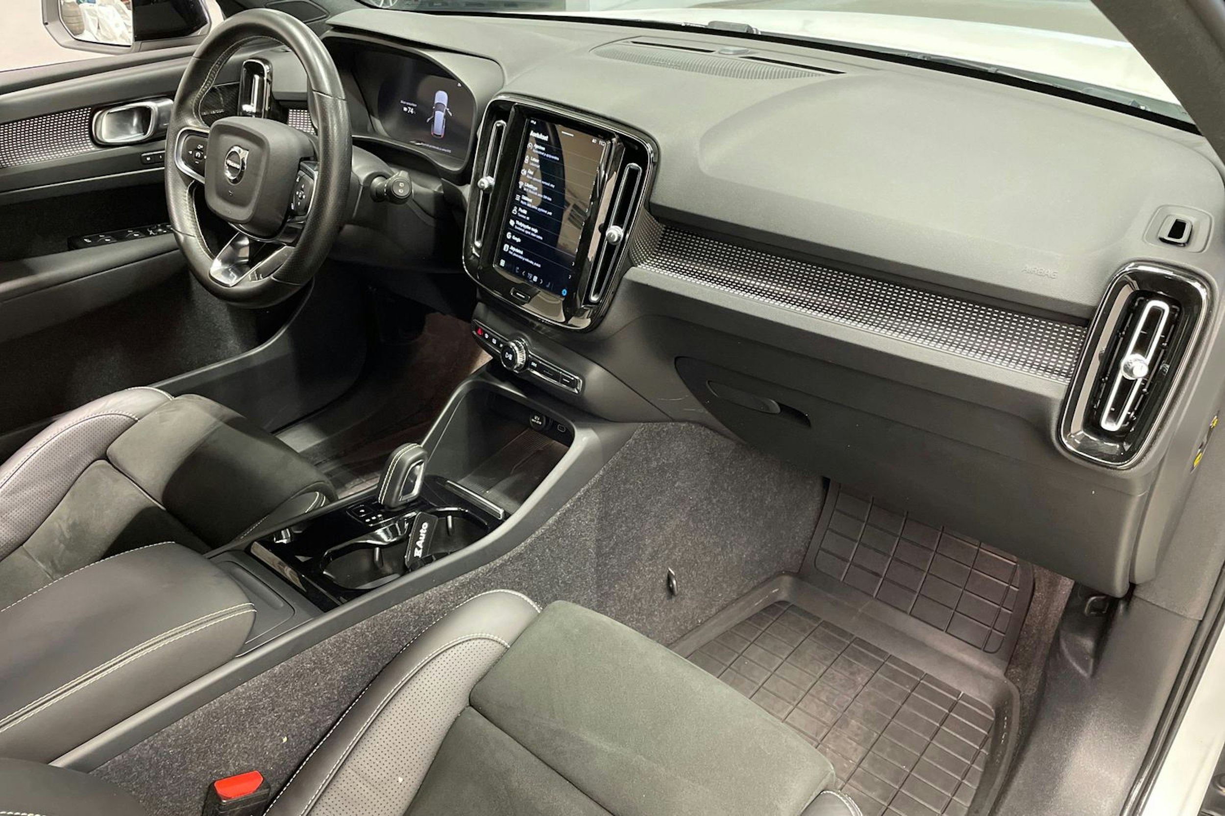valkoinen Volvo XC40 2021 kuva 25.