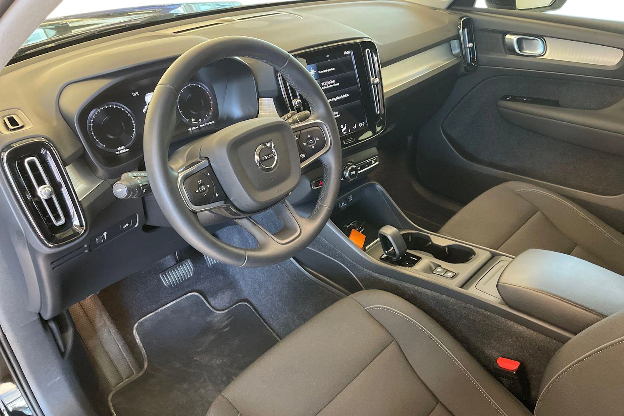 Musta Volvo XC40 2022 kuva 6.