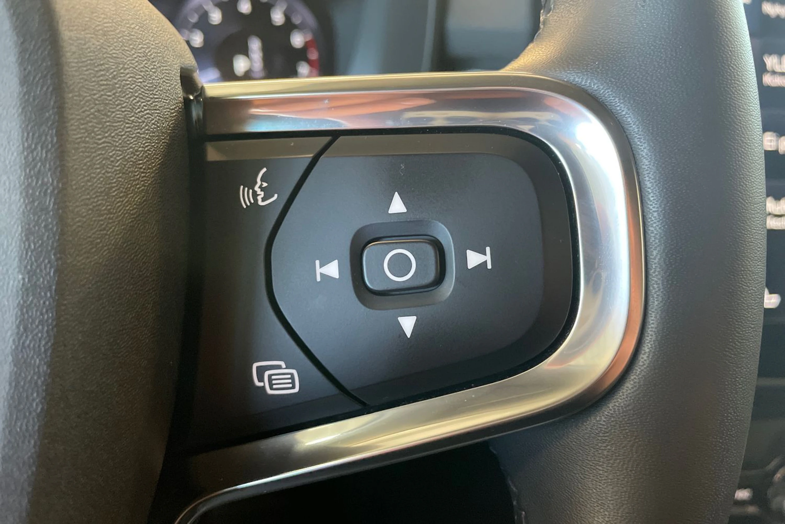 Musta Volvo XC40 2022 kuva 11.