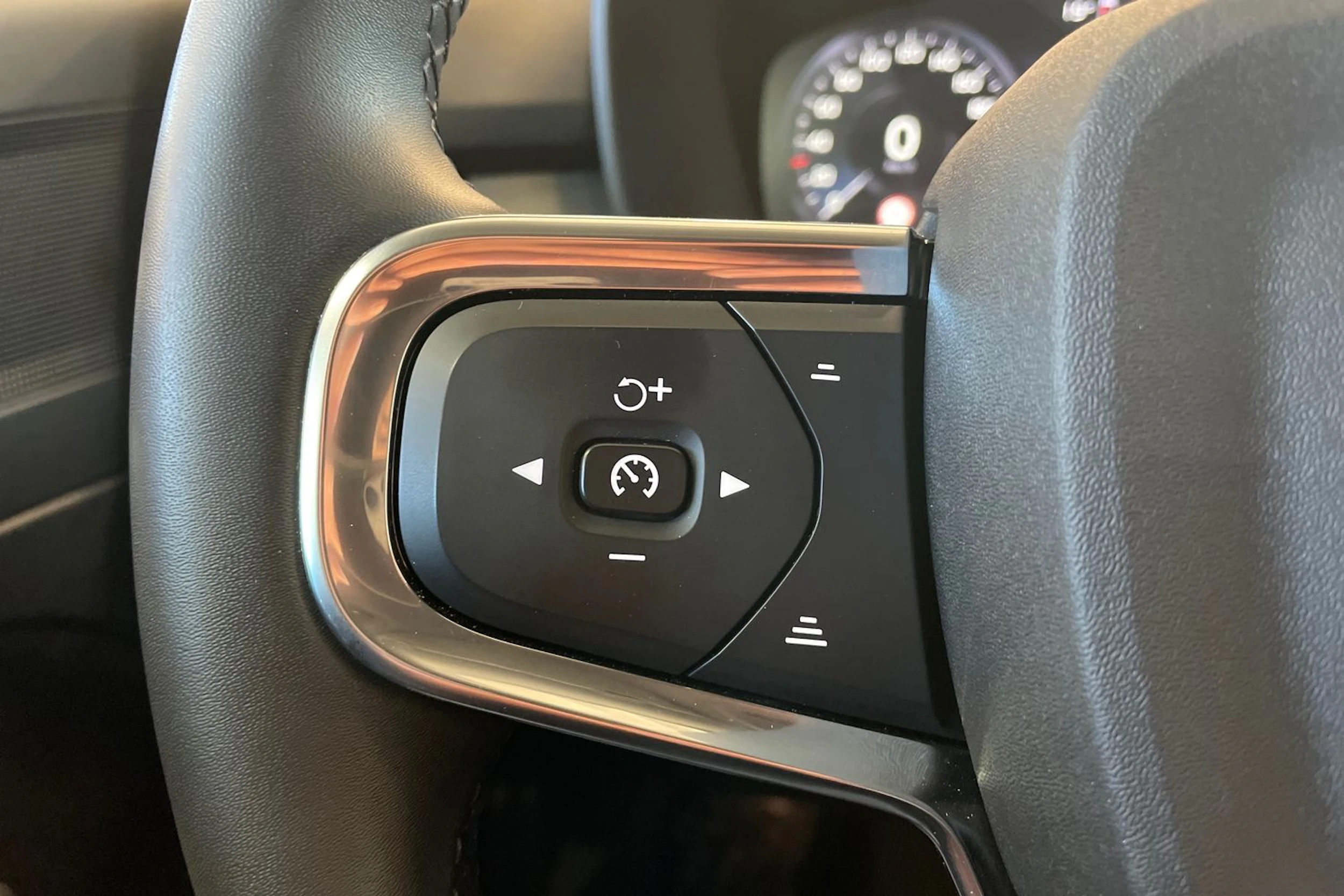 Musta Volvo XC40 2022 kuva 12.