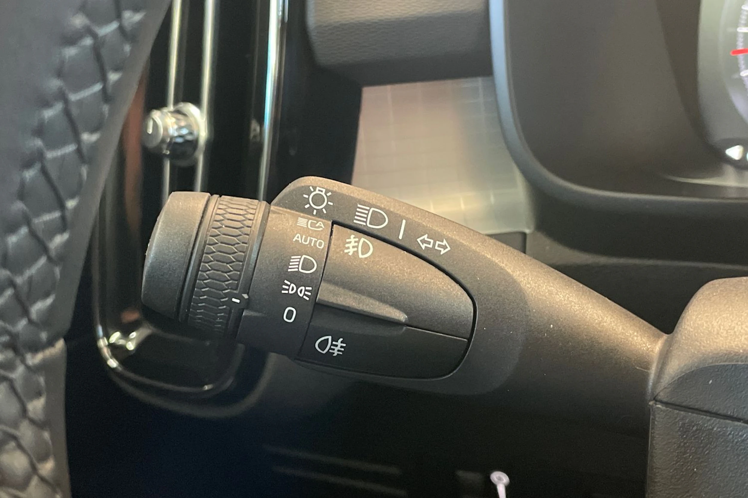 Musta Volvo XC40 2022 kuva 13.