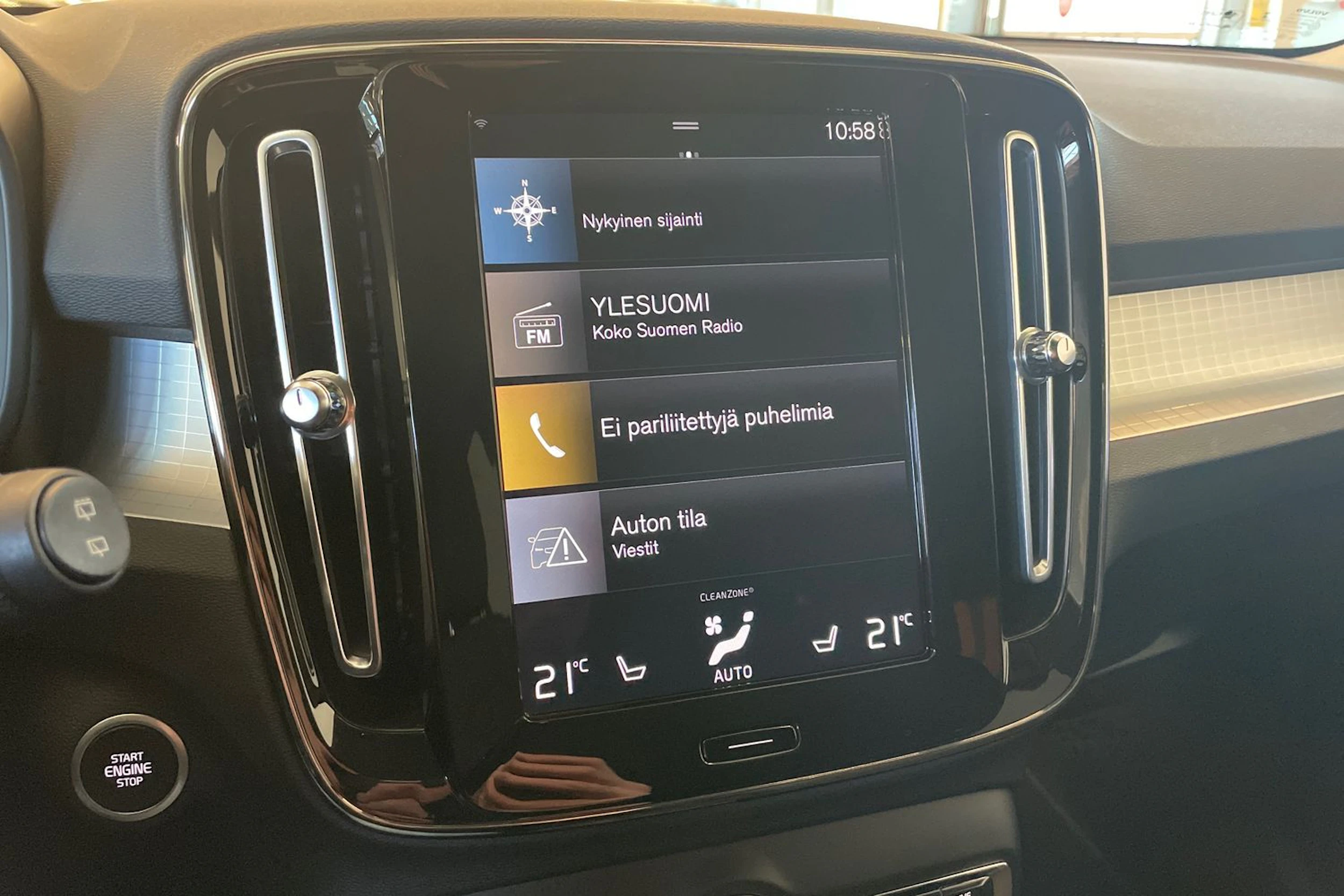 Musta Volvo XC40 2022 kuva 14.