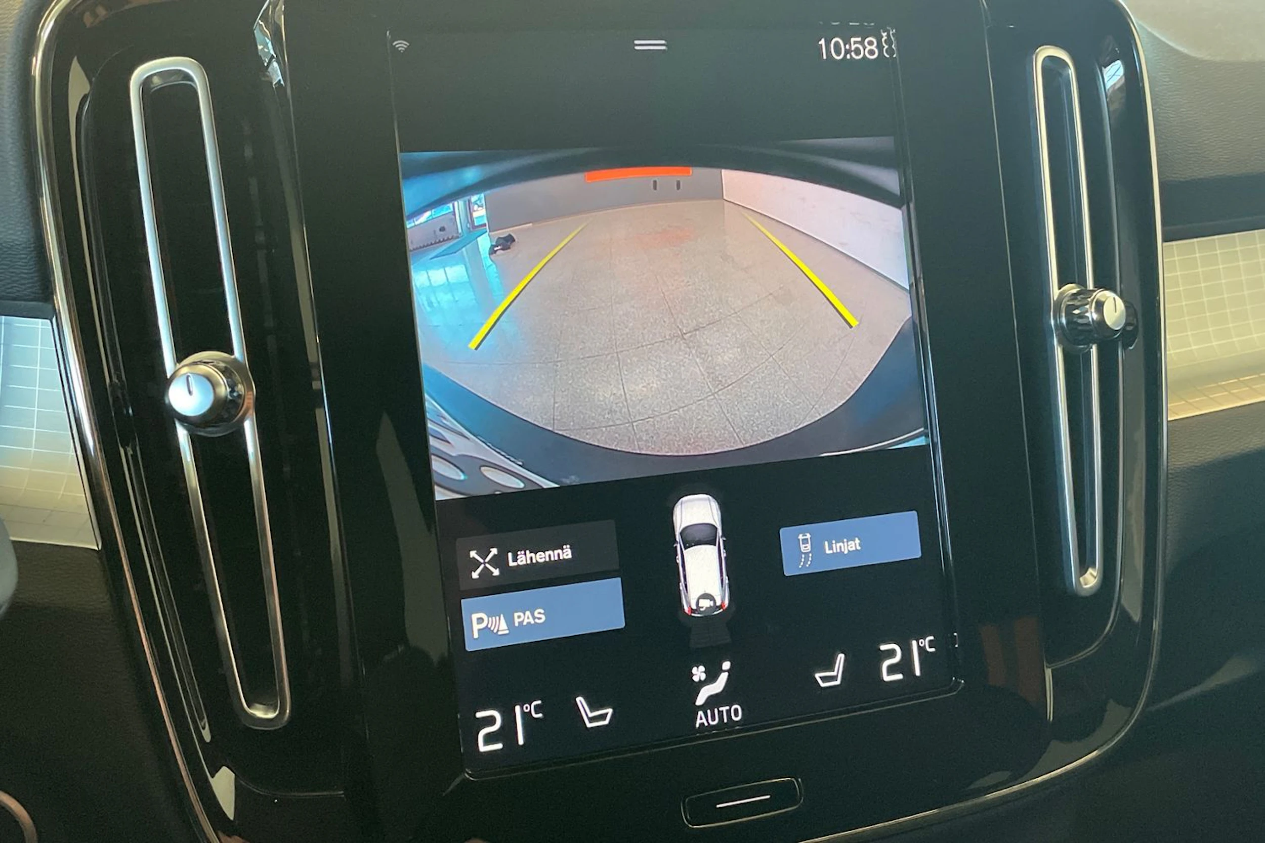 Musta Volvo XC40 2022 kuva 15.