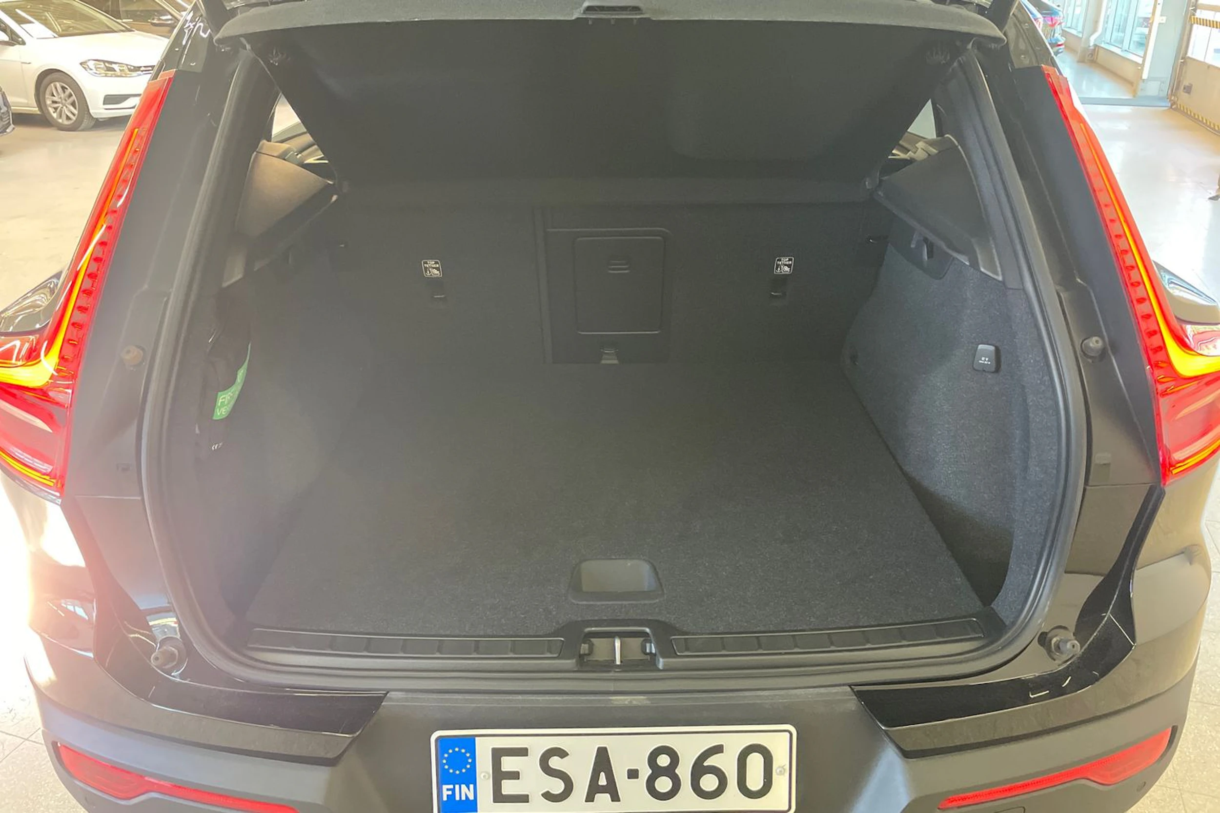 Musta Volvo XC40 2022 kuva 19.