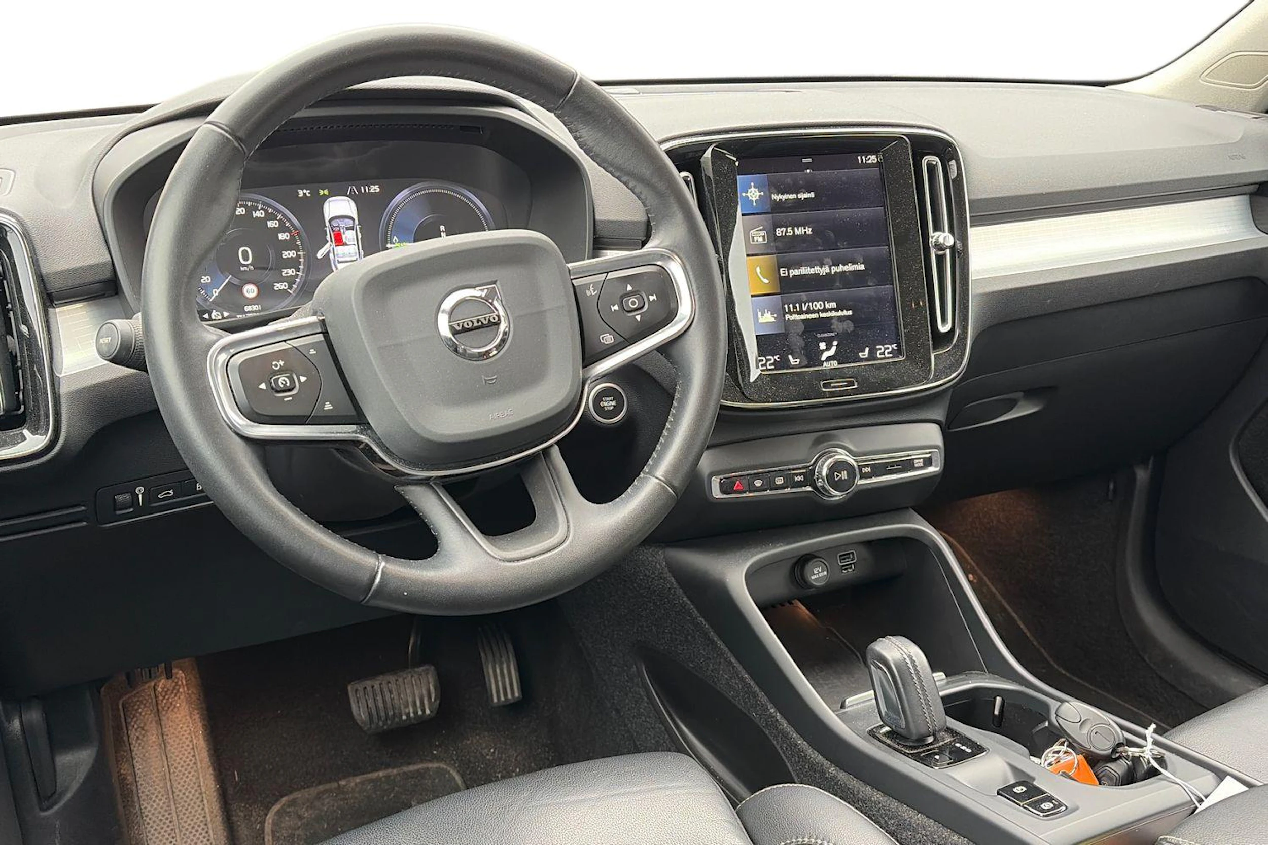 Valkoinen Volvo XC40 2021 kuva 3.