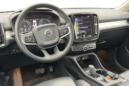 Valkoinen Volvo XC40 2021 kuva 3.