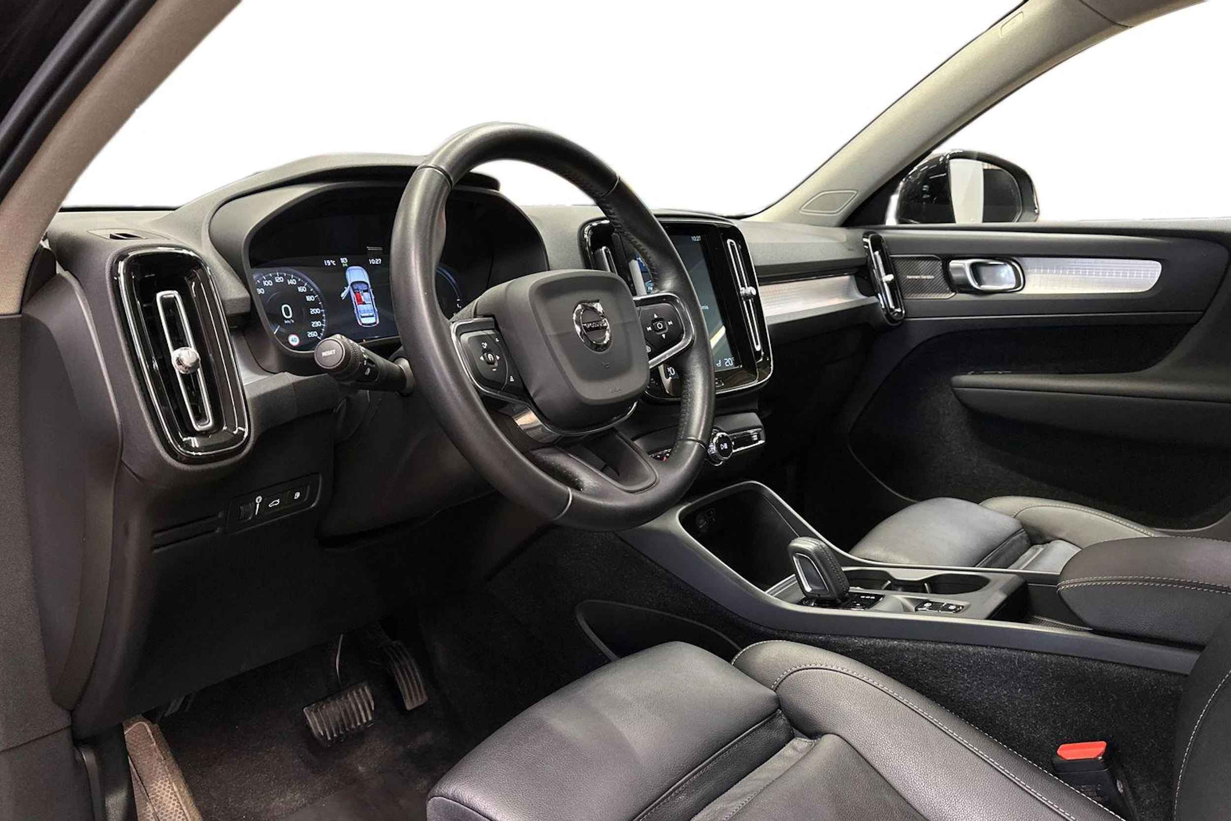 musta Volvo XC40 2021 kuva 6.