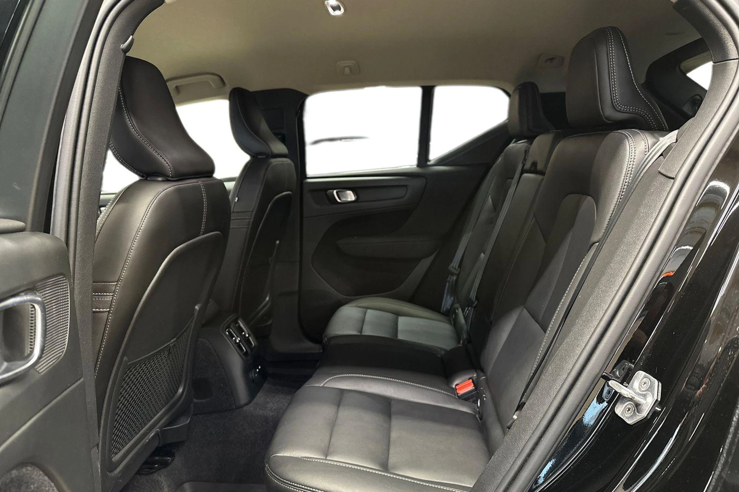 musta Volvo XC40 2021 kuva 8.