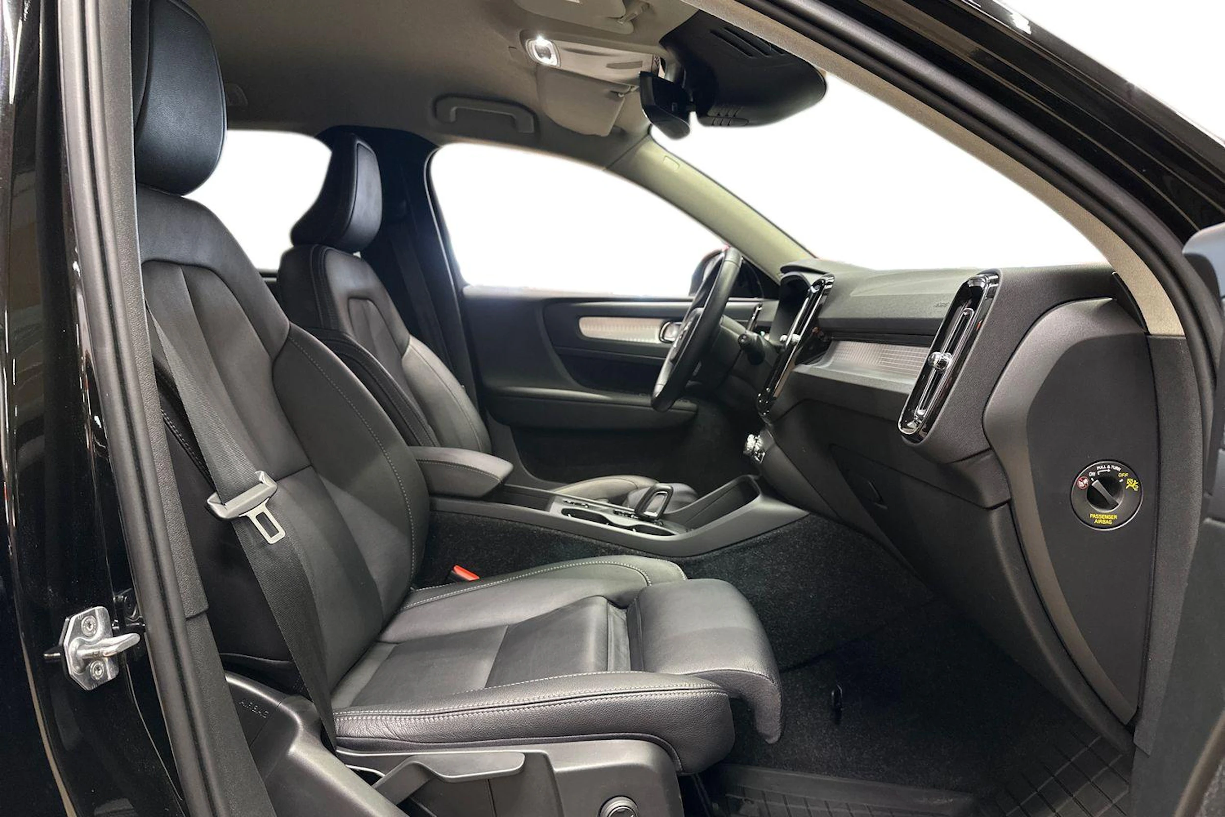 musta Volvo XC40 2021 kuva 9.