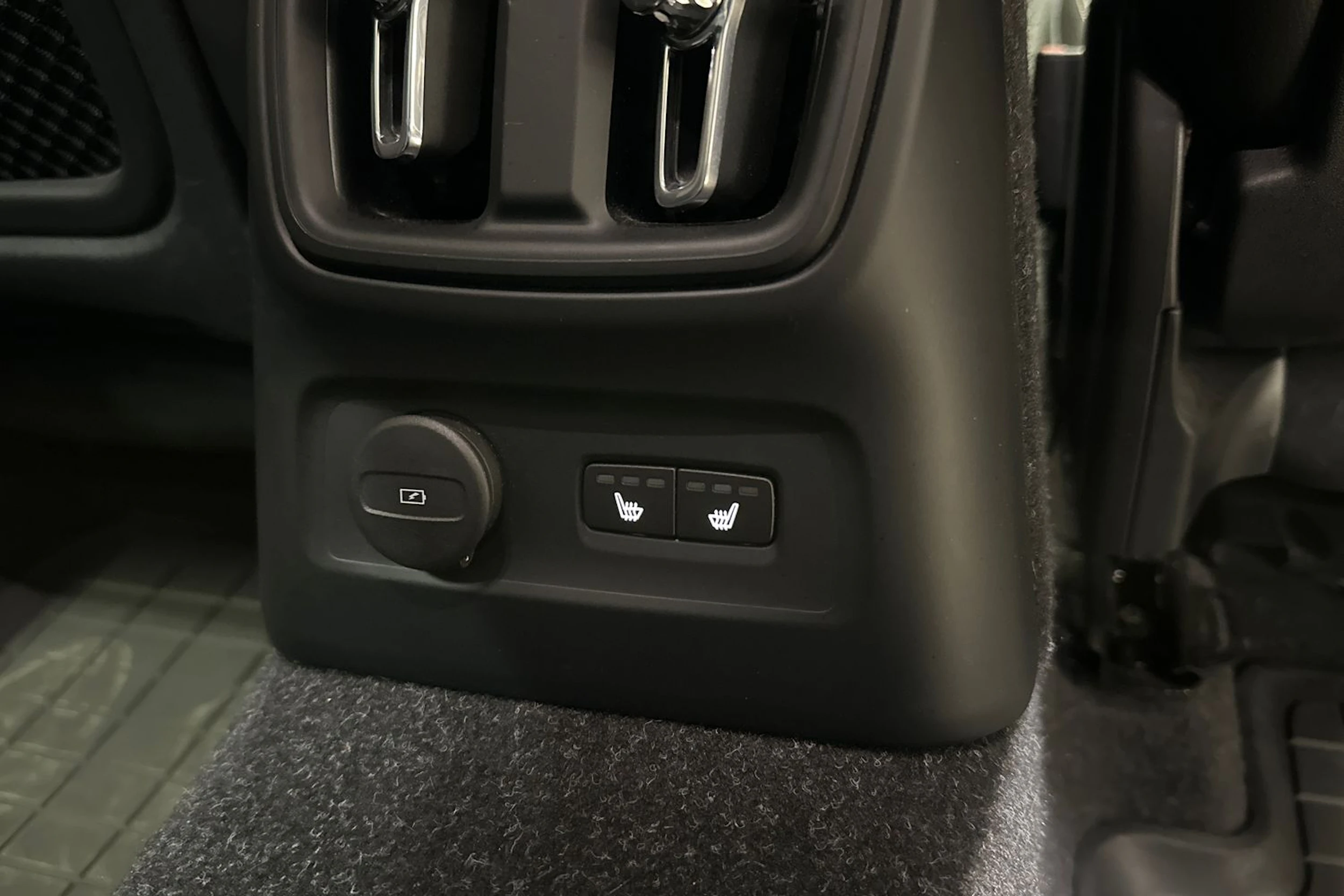 musta Volvo XC40 2021 kuva 11.