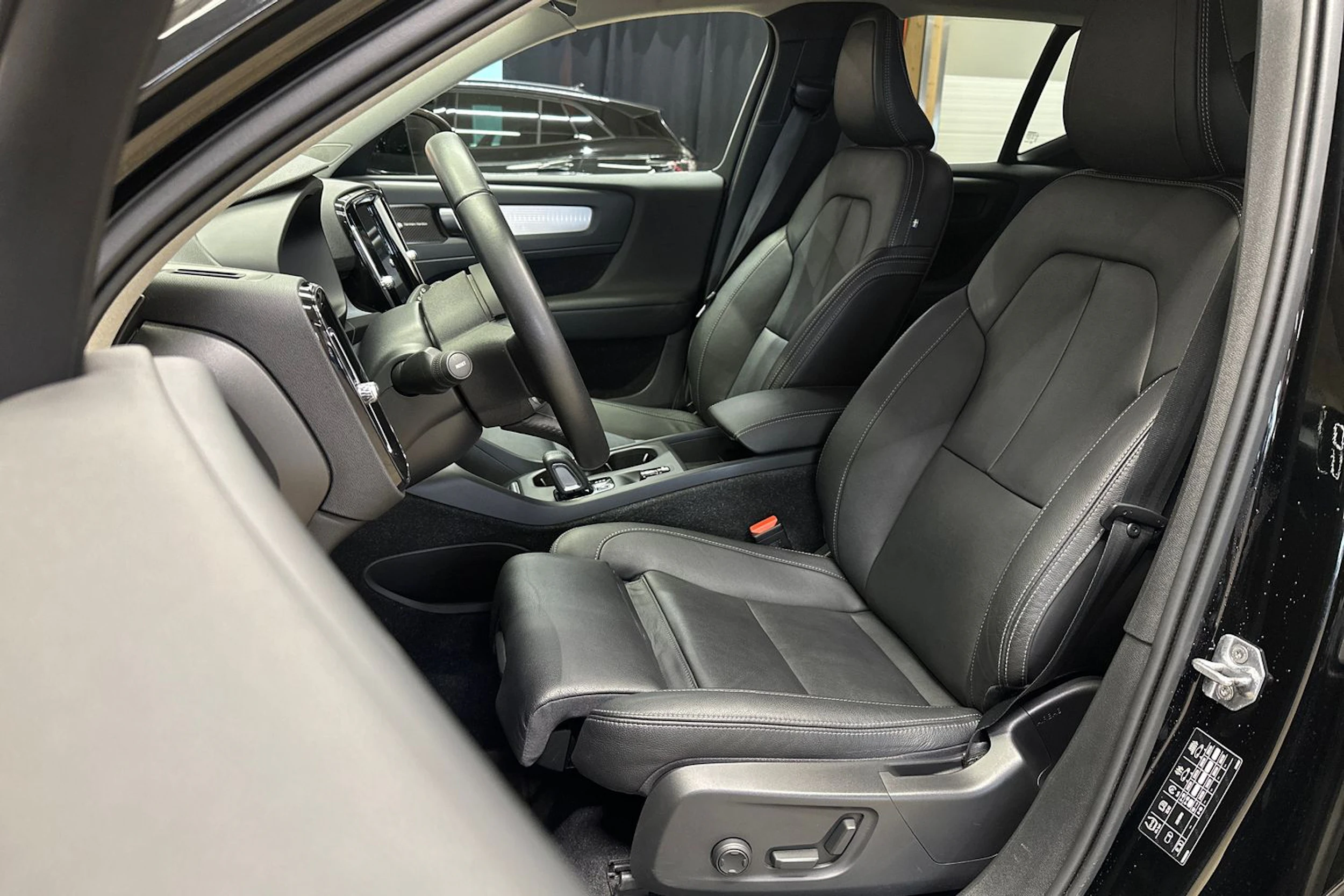 musta Volvo XC40 2021 kuva 12.