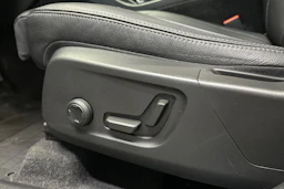 musta Volvo XC40 2021 kuva 13.