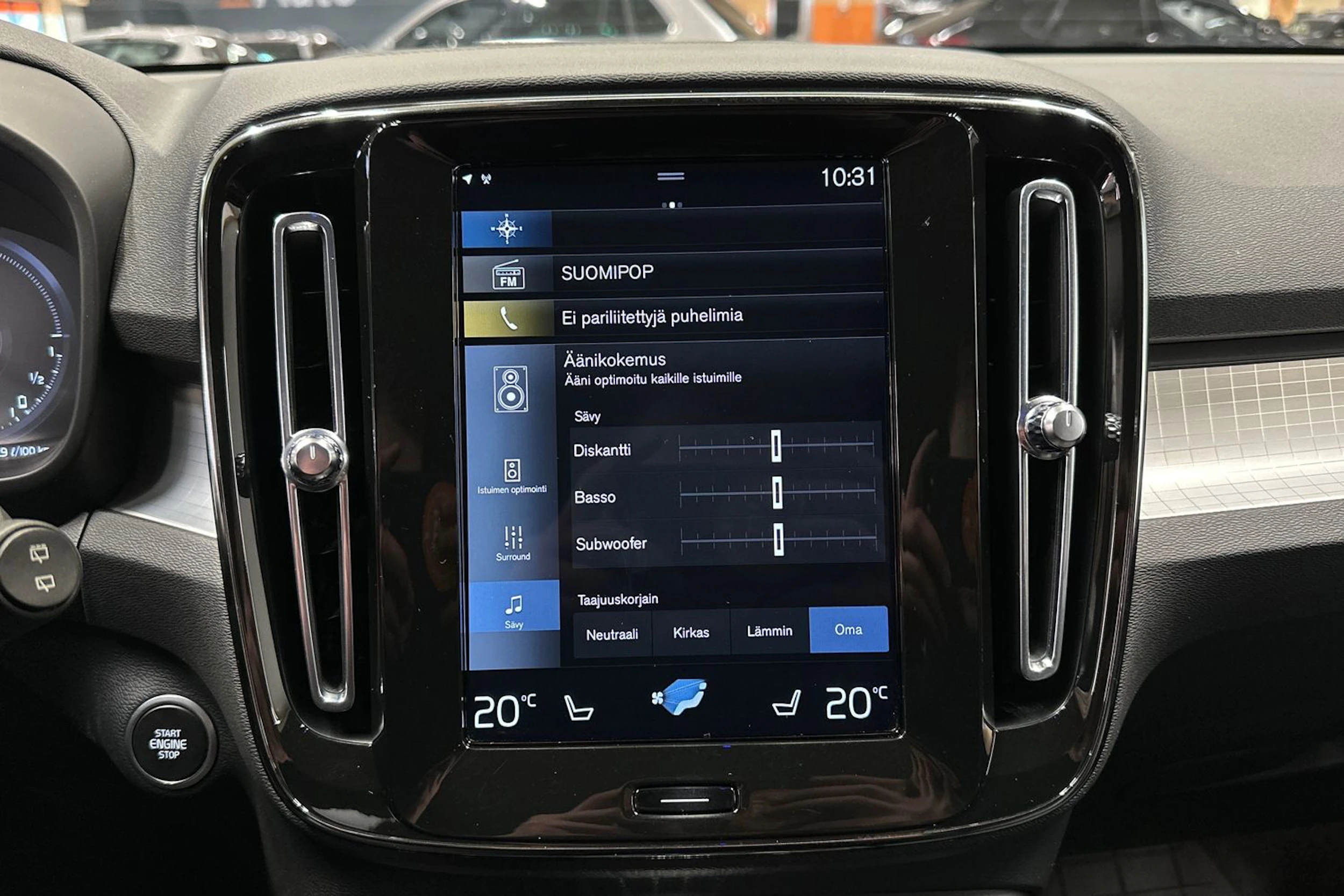 musta Volvo XC40 2021 kuva 16.