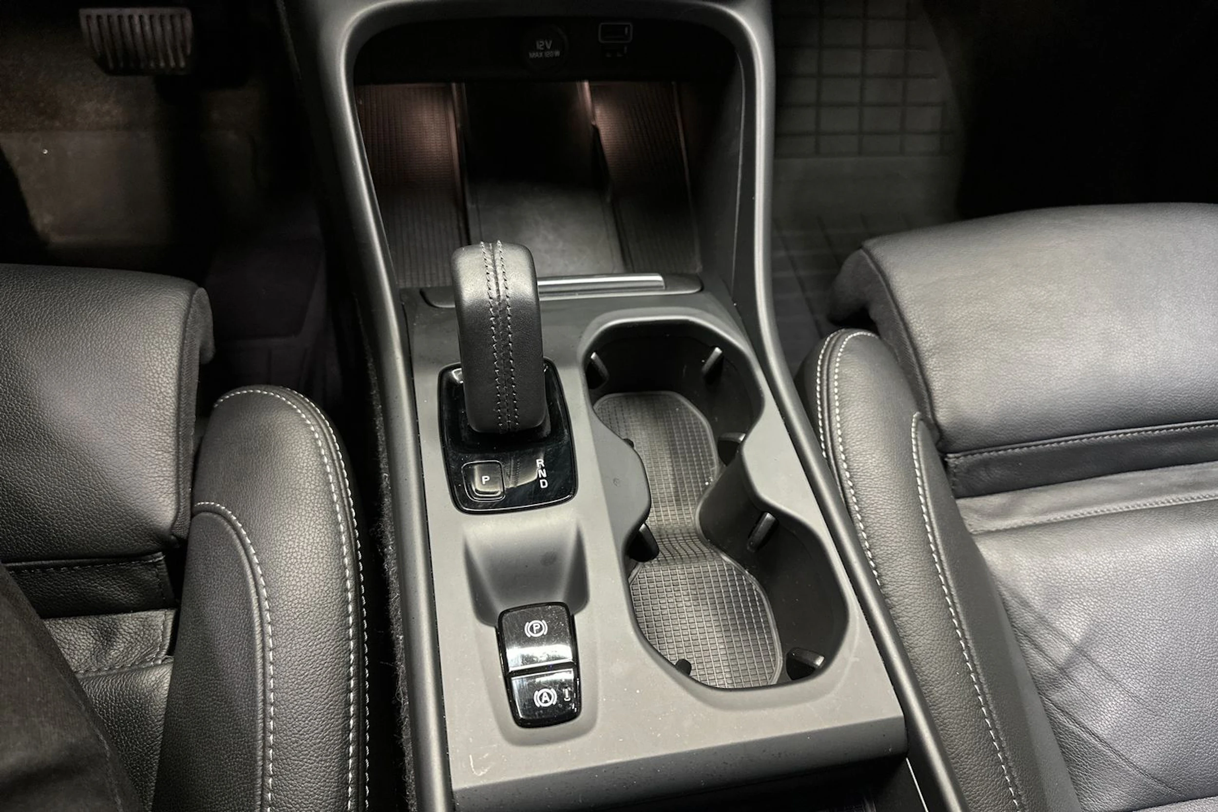 musta Volvo XC40 2021 kuva 21.