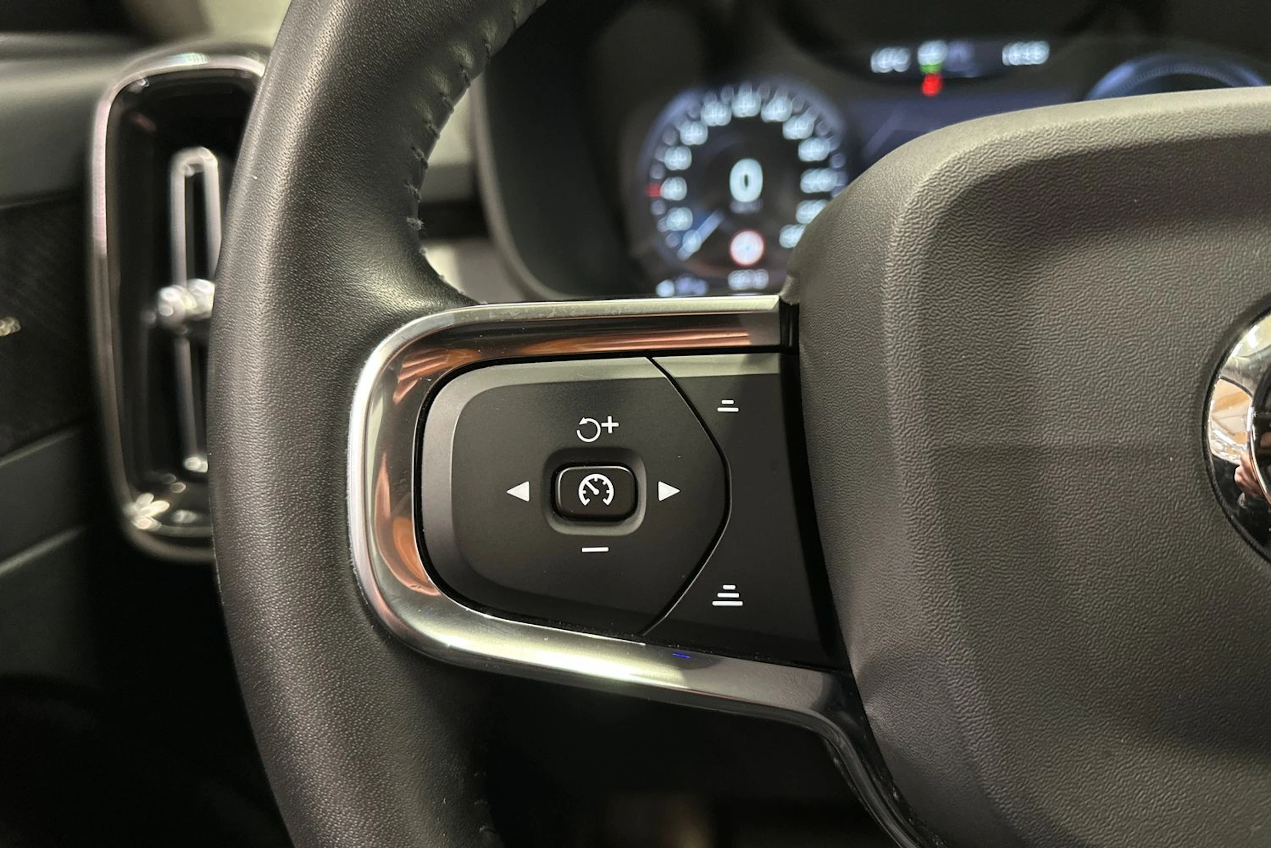 musta Volvo XC40 2021 kuva 25.