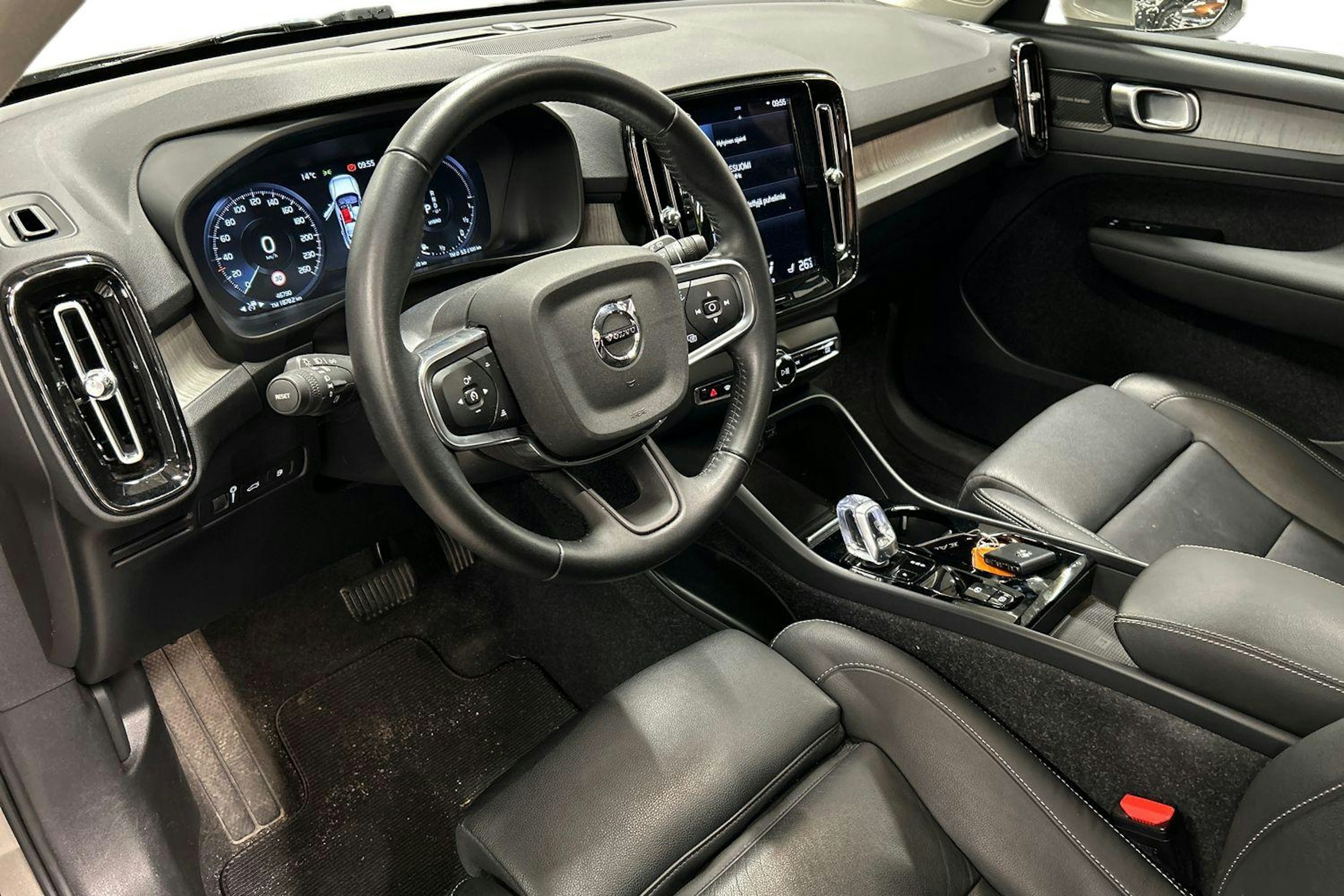 harmaa Volvo XC40 2021 kuva 3.