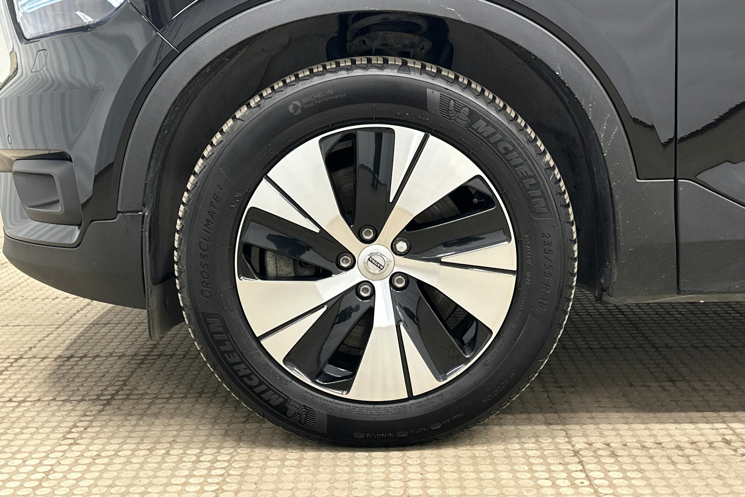 musta Volvo XC40 2021 kuva 11.