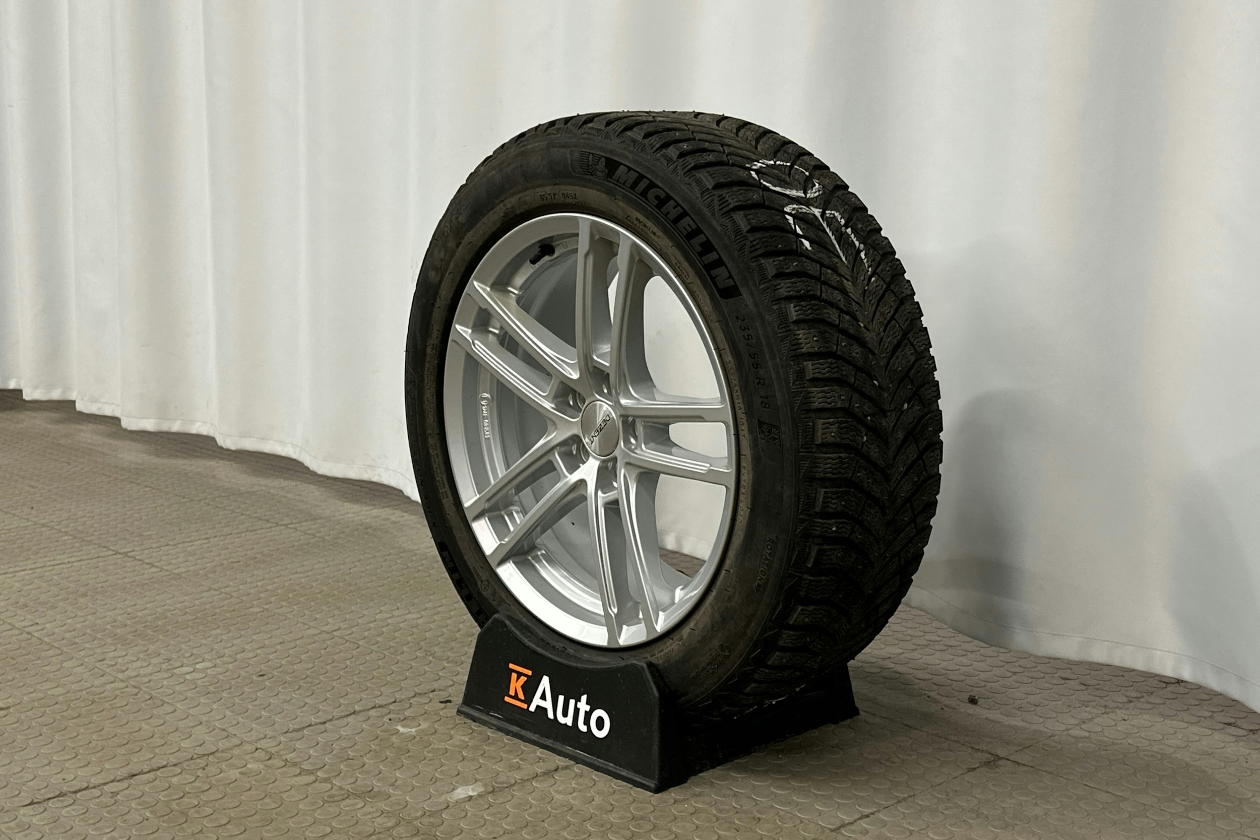 musta Volvo XC40 2021 kuva 13.