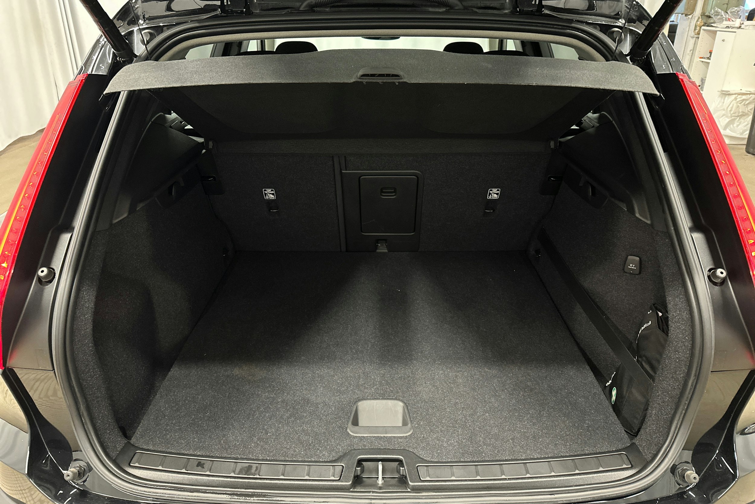 musta Volvo XC40 2021 kuva 14.