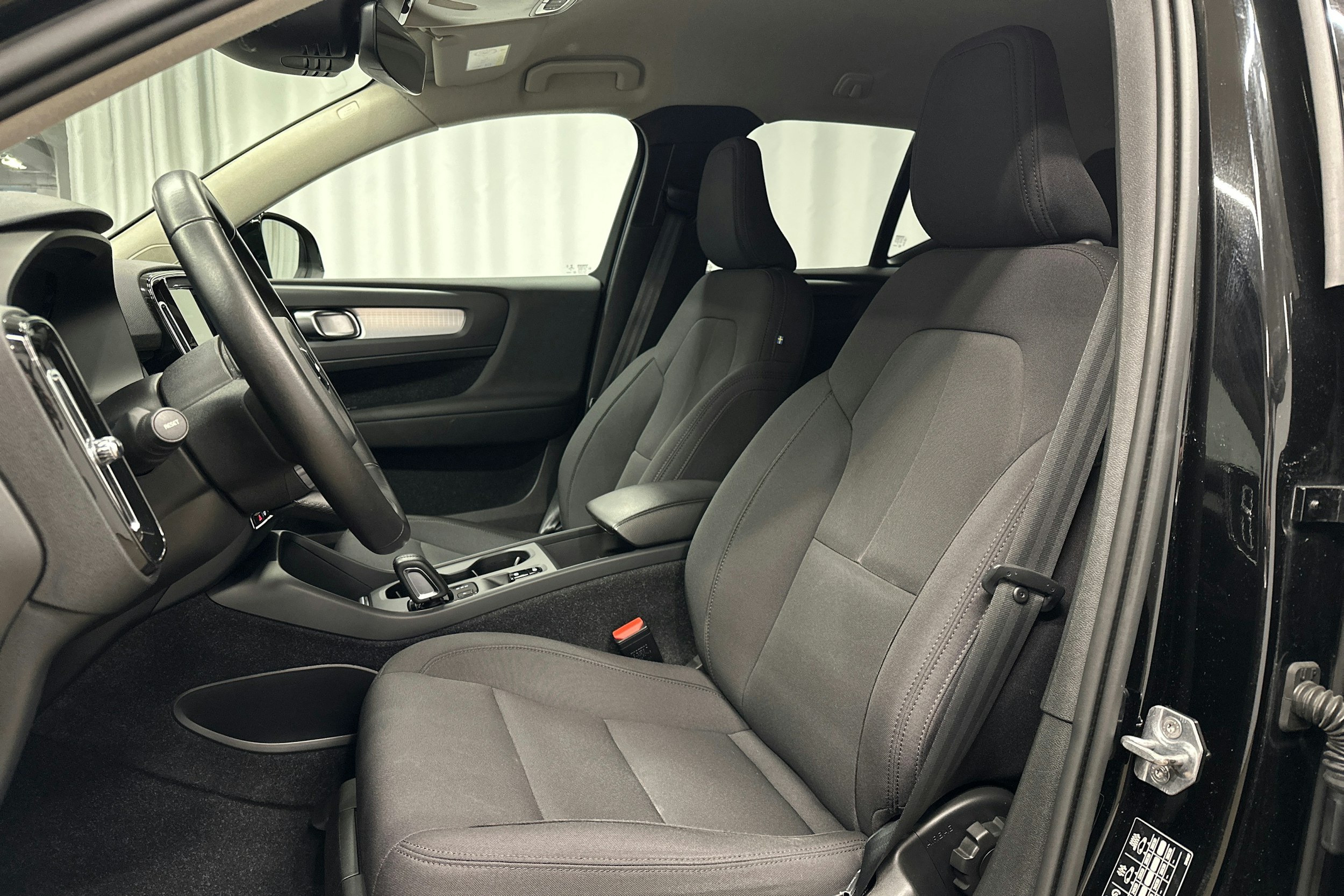 musta Volvo XC40 2021 kuva 16.