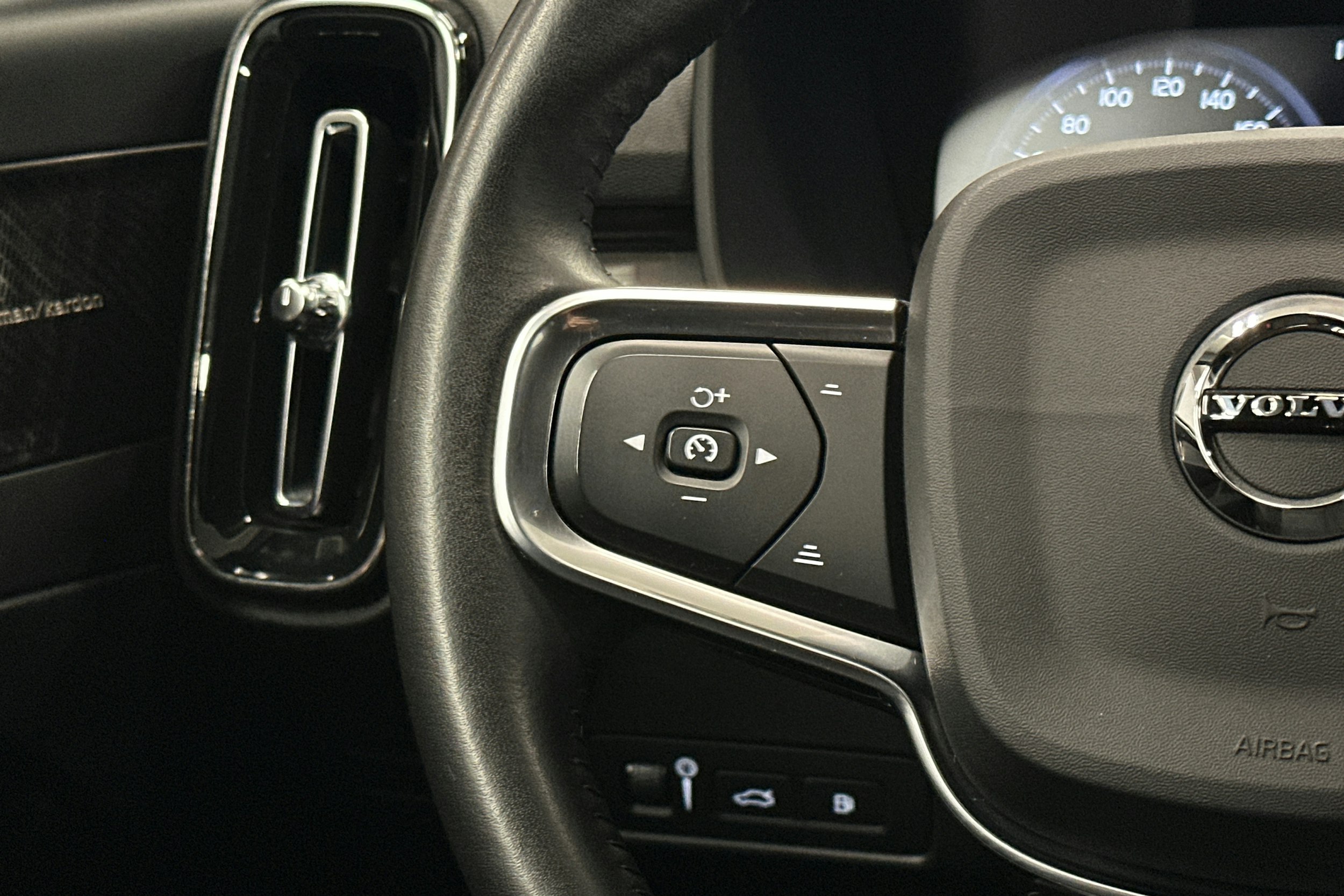 musta Volvo XC40 2021 kuva 18.