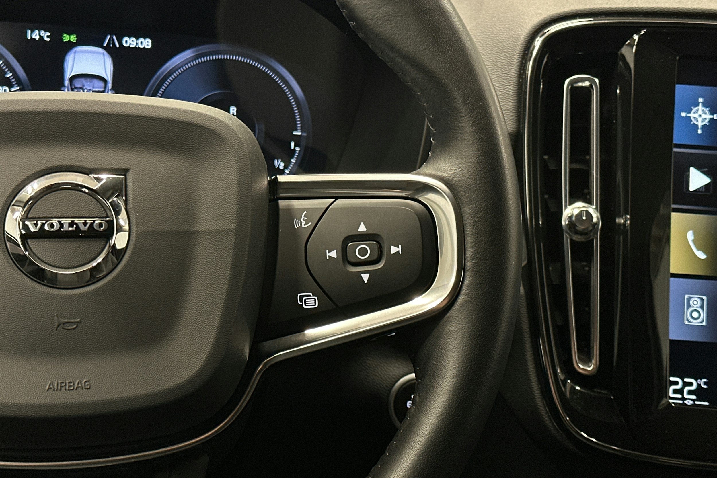 musta Volvo XC40 2021 kuva 19.