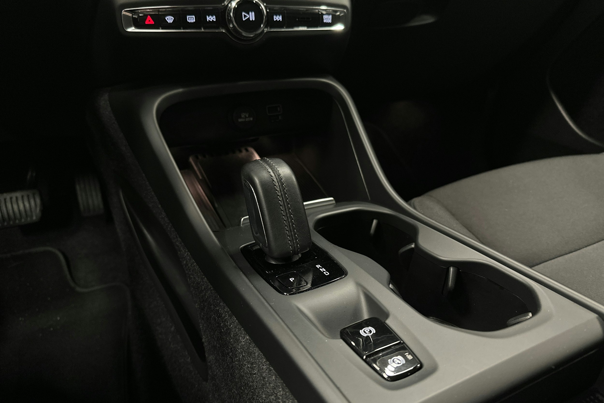 musta Volvo XC40 2021 kuva 21.