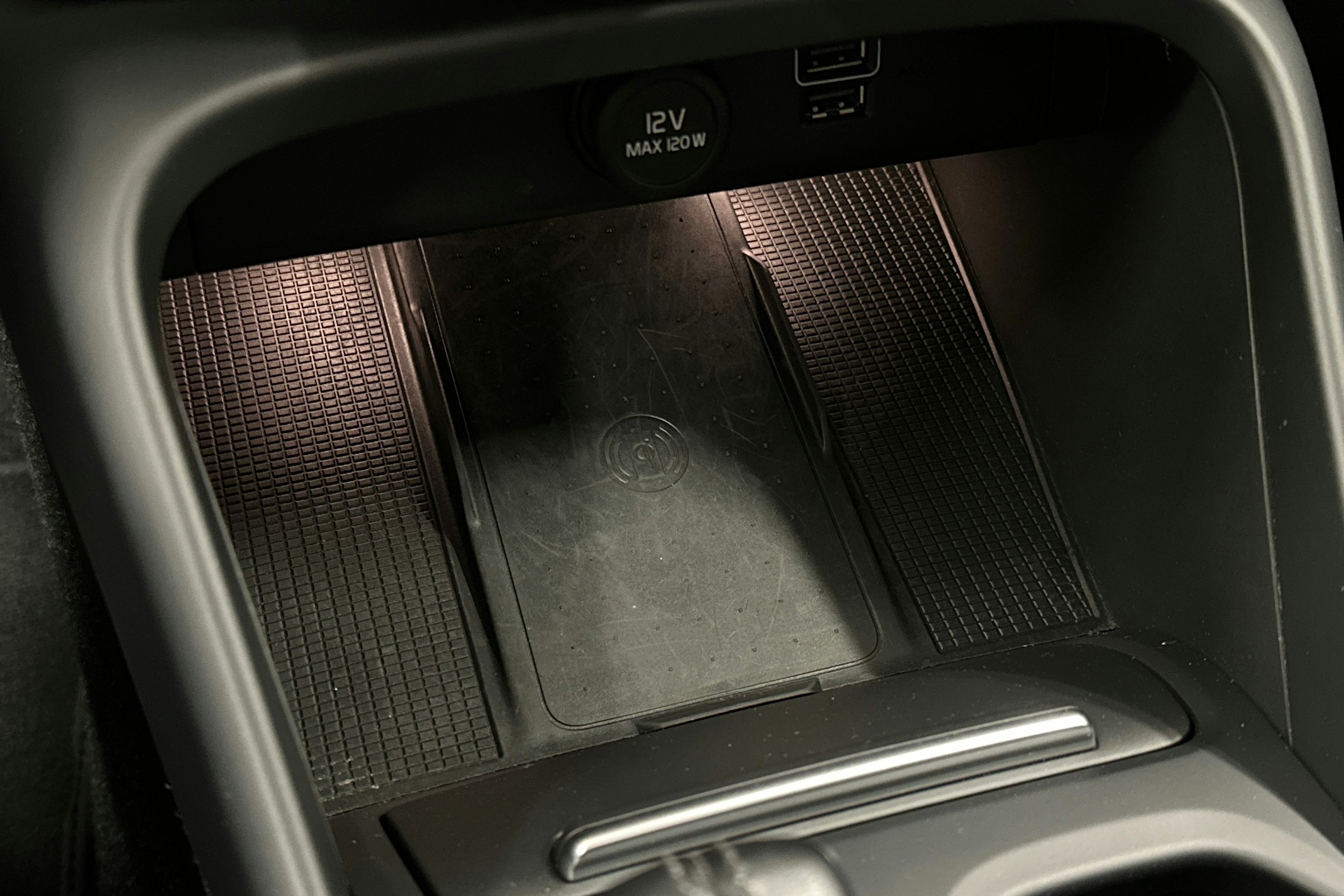 musta Volvo XC40 2021 kuva 22.