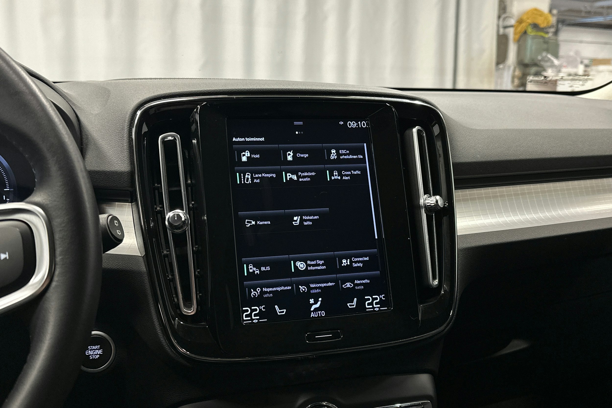 musta Volvo XC40 2021 kuva 24.