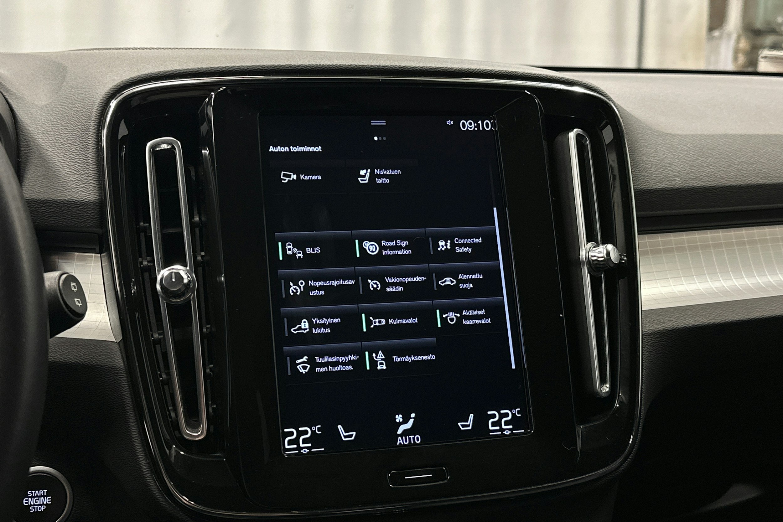 musta Volvo XC40 2021 kuva 25.