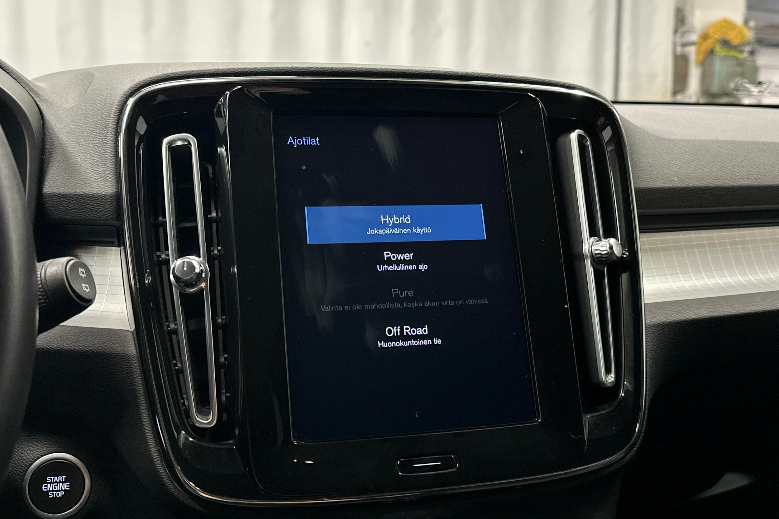 musta Volvo XC40 2021 kuva 26.