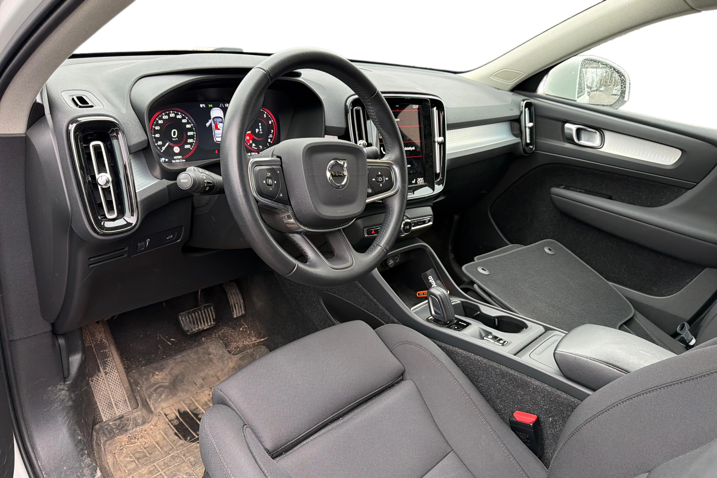 Valkoinen Volvo XC40 2021 kuva 3.