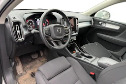 Valkoinen Volvo XC40 2021 kuva 3.