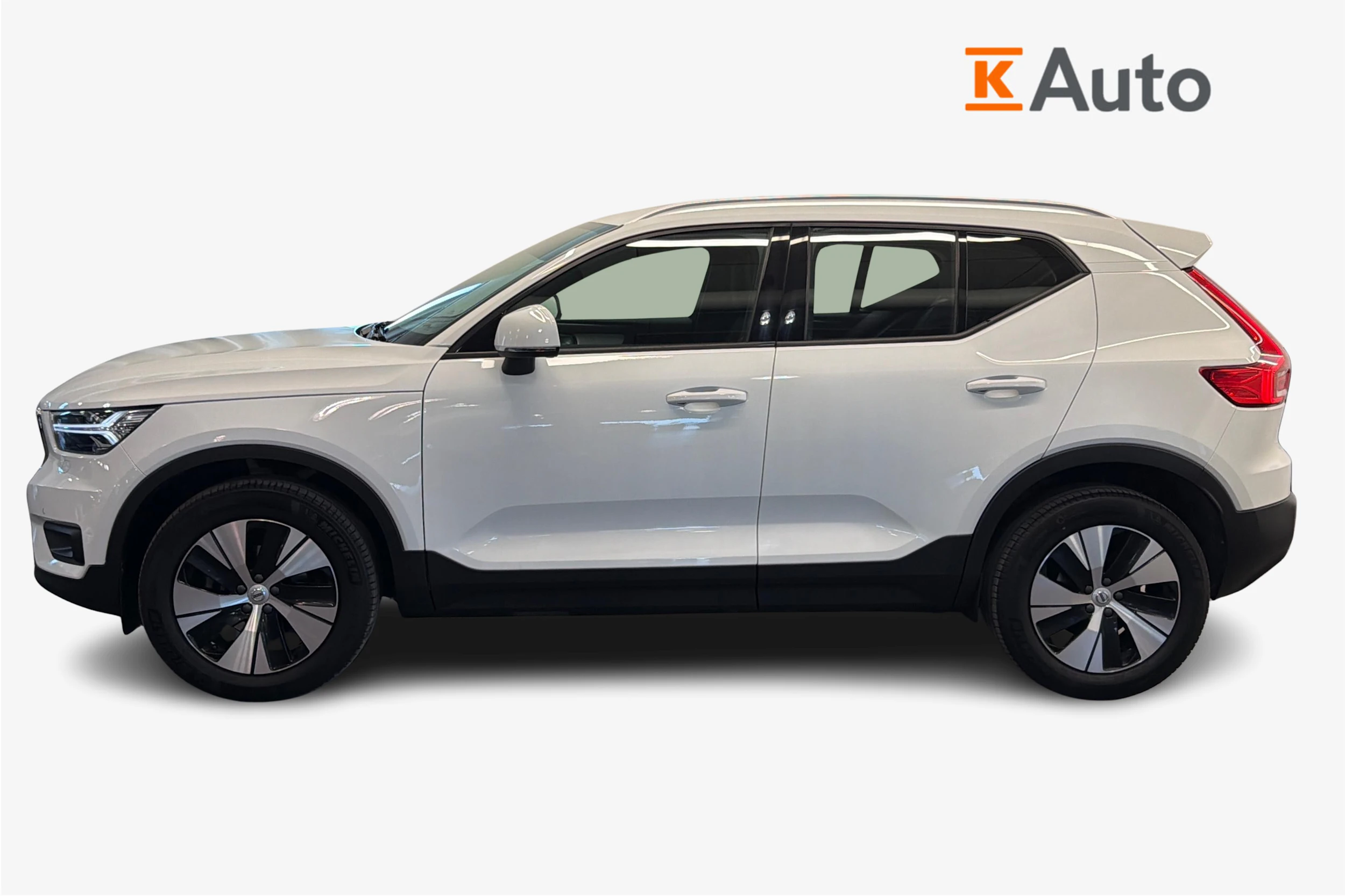 Valkoinen Volvo XC40 2021 kuva 7.