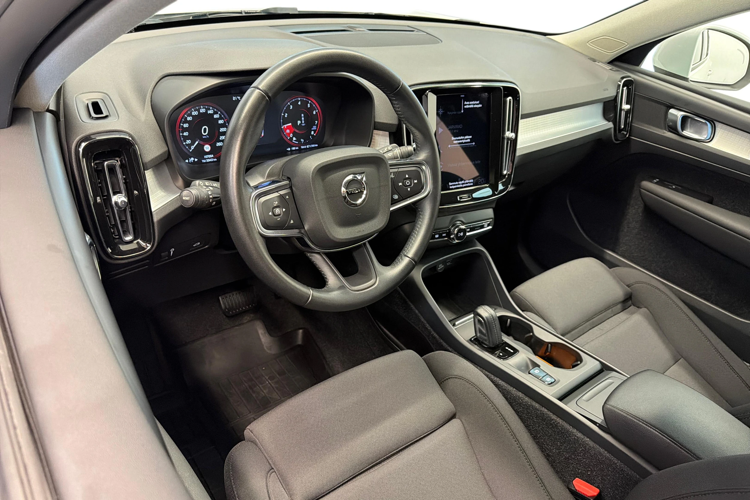Valkoinen Volvo XC40 2021 kuva 8.