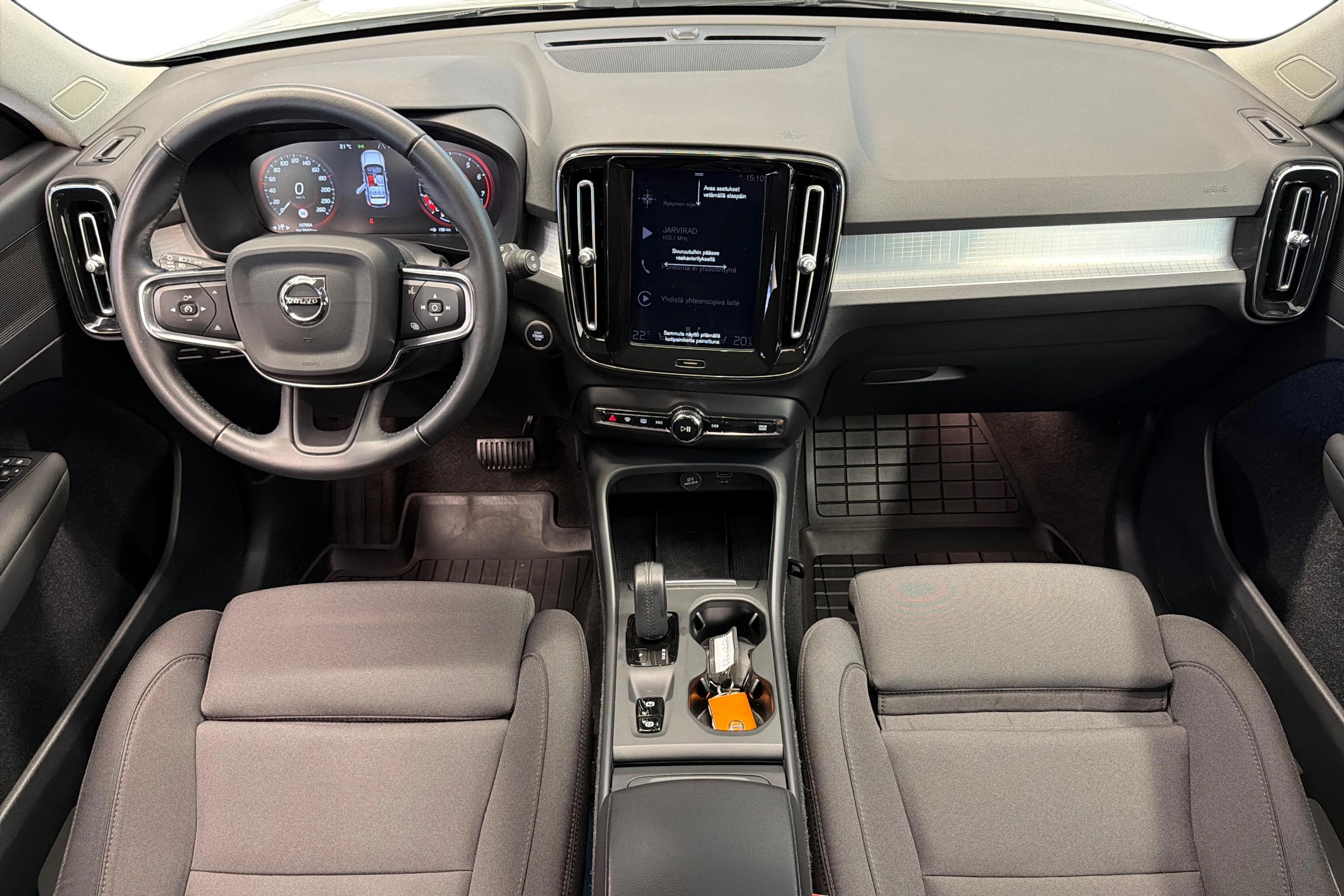 Valkoinen Volvo XC40 2021 kuva 9.