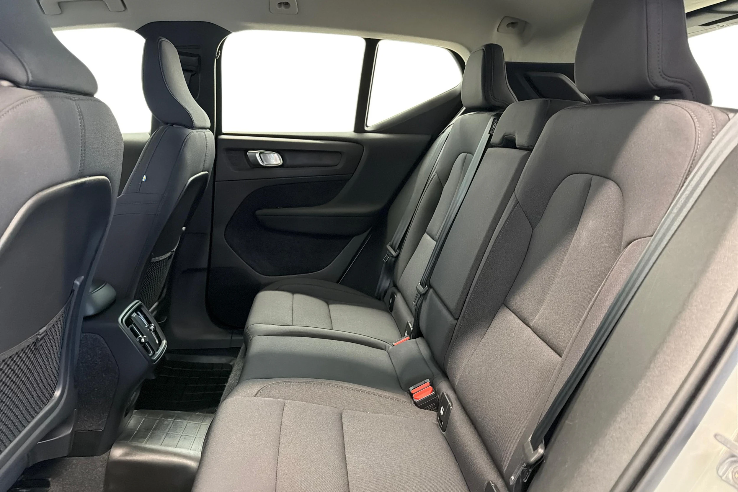 Valkoinen Volvo XC40 2021 kuva 11.