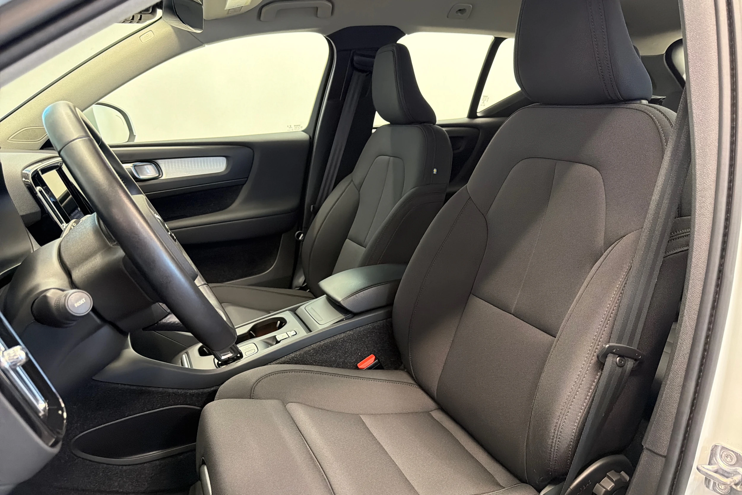 Valkoinen Volvo XC40 2021 kuva 15.