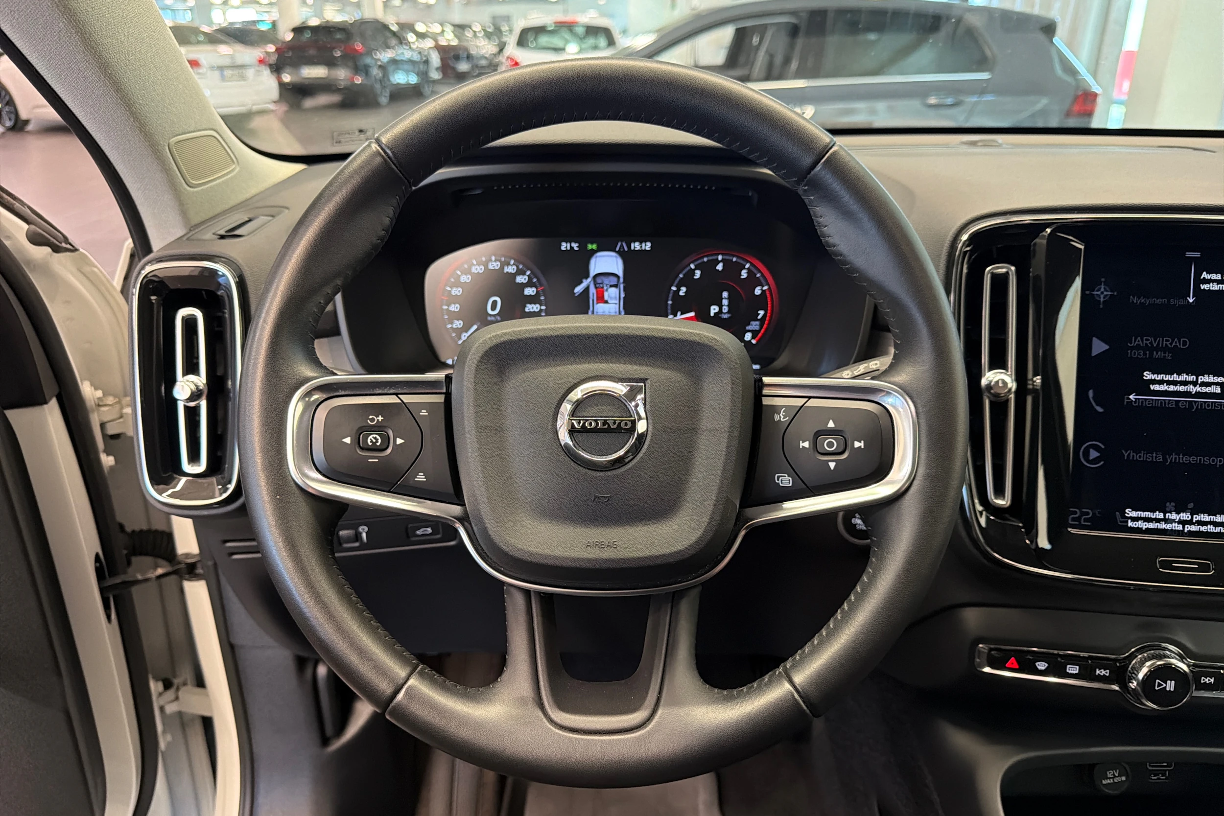 Valkoinen Volvo XC40 2021 kuva 16.