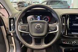 Valkoinen Volvo XC40 2021 kuva 16.