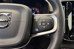 Valkoinen Volvo XC40 2021 kuva 18.