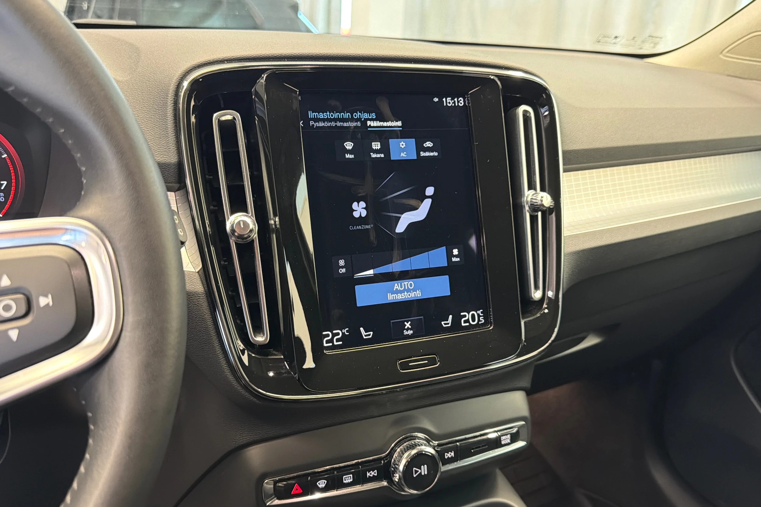 Valkoinen Volvo XC40 2021 kuva 20.