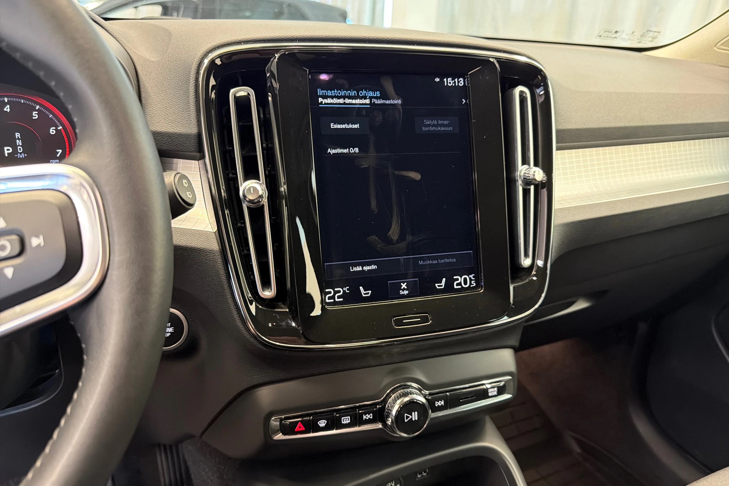 Valkoinen Volvo XC40 2021 kuva 21.