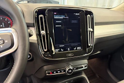 Valkoinen Volvo XC40 2021 kuva 21.