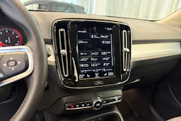 Valkoinen Volvo XC40 2021 kuva 22.