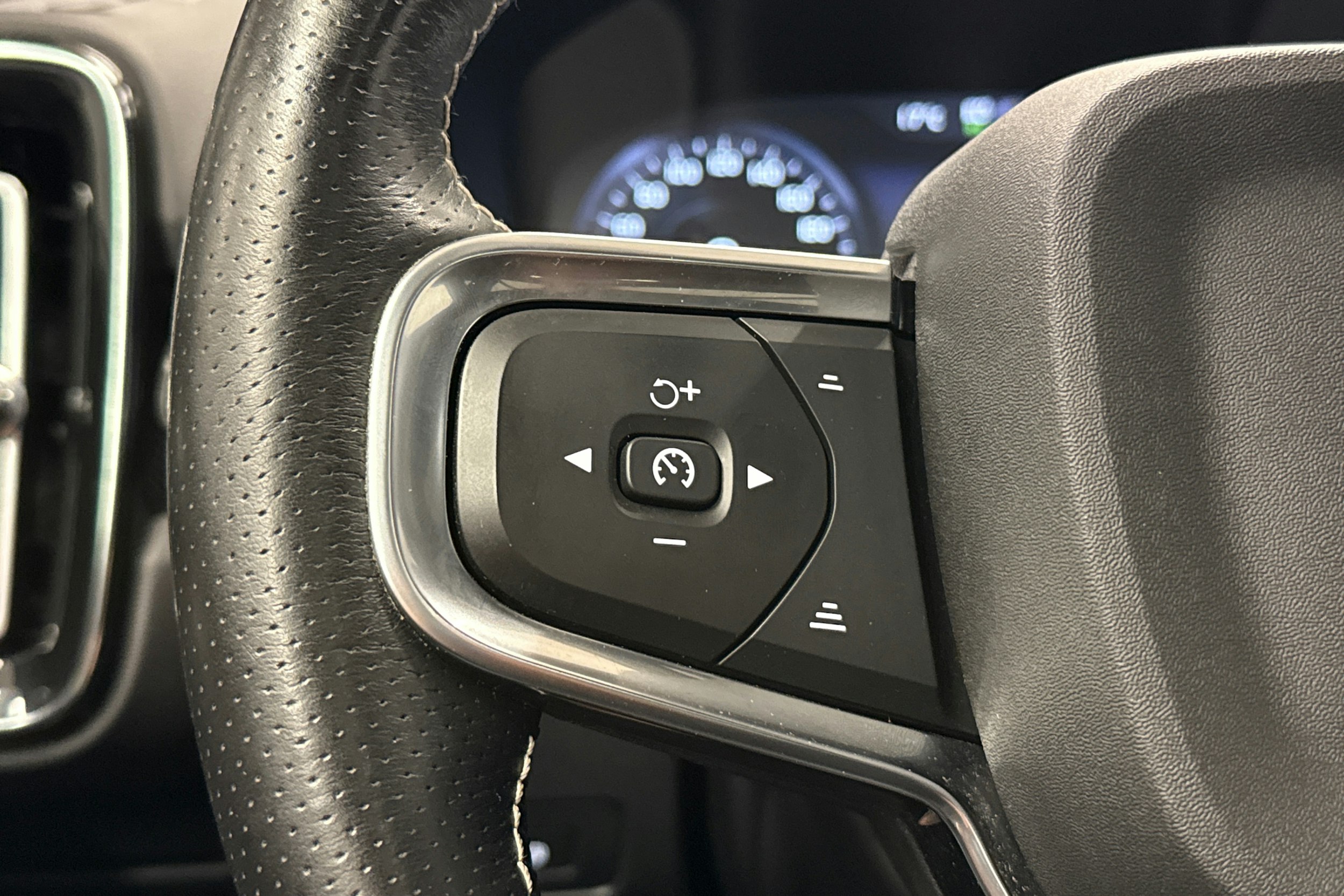 punainen Volvo XC40 2021 kuva 11.