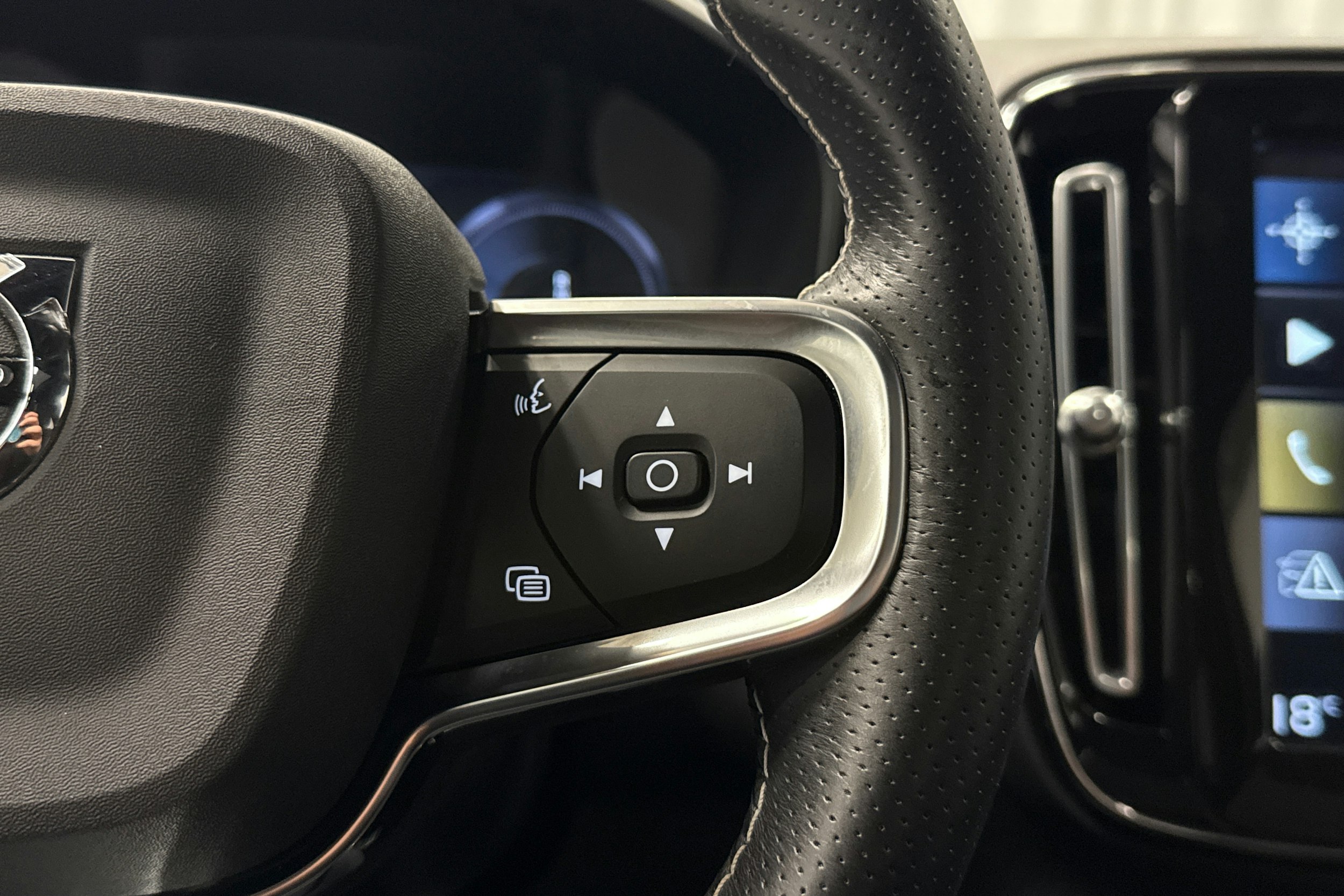 punainen Volvo XC40 2021 kuva 12.