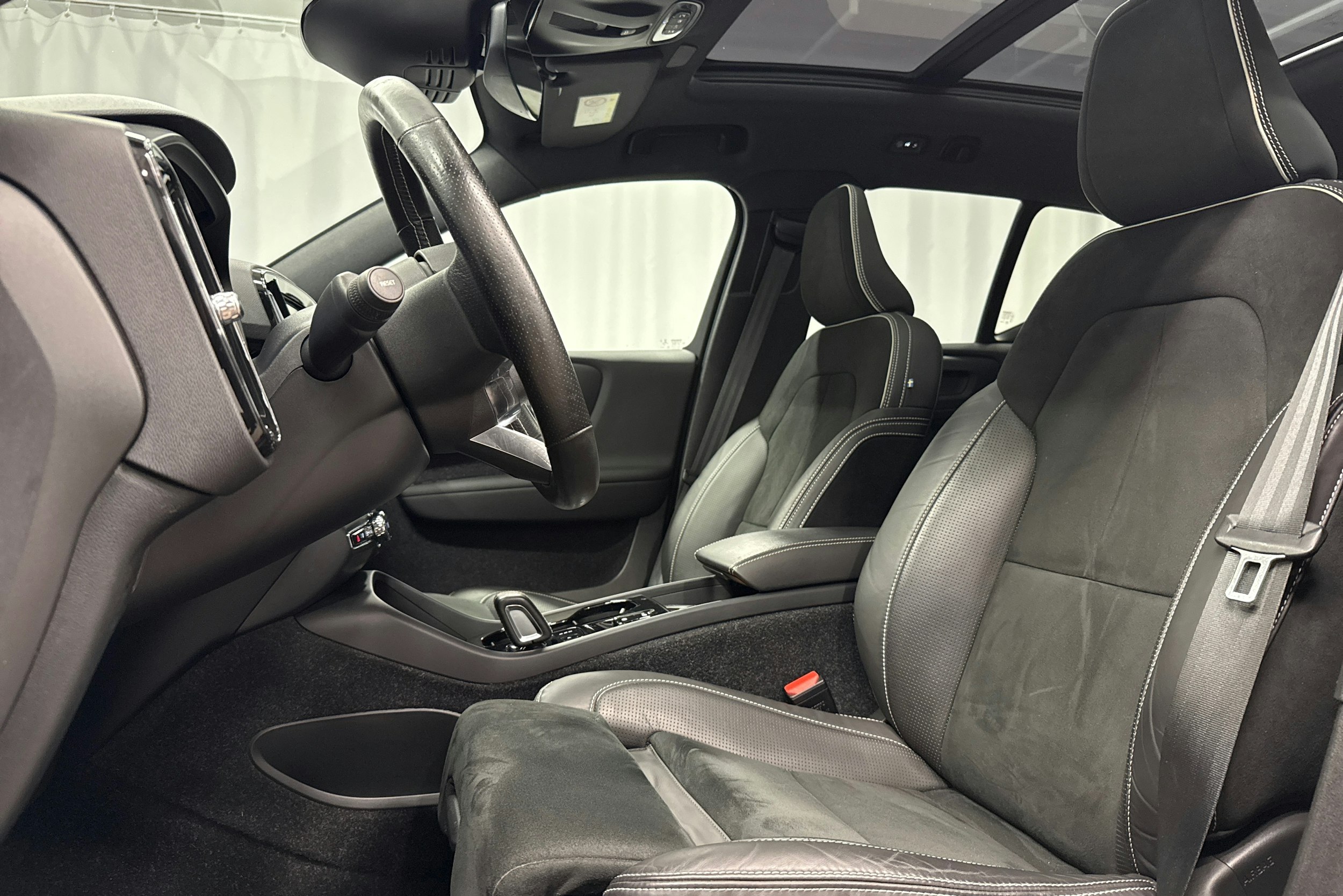 punainen Volvo XC40 2021 kuva 19.
